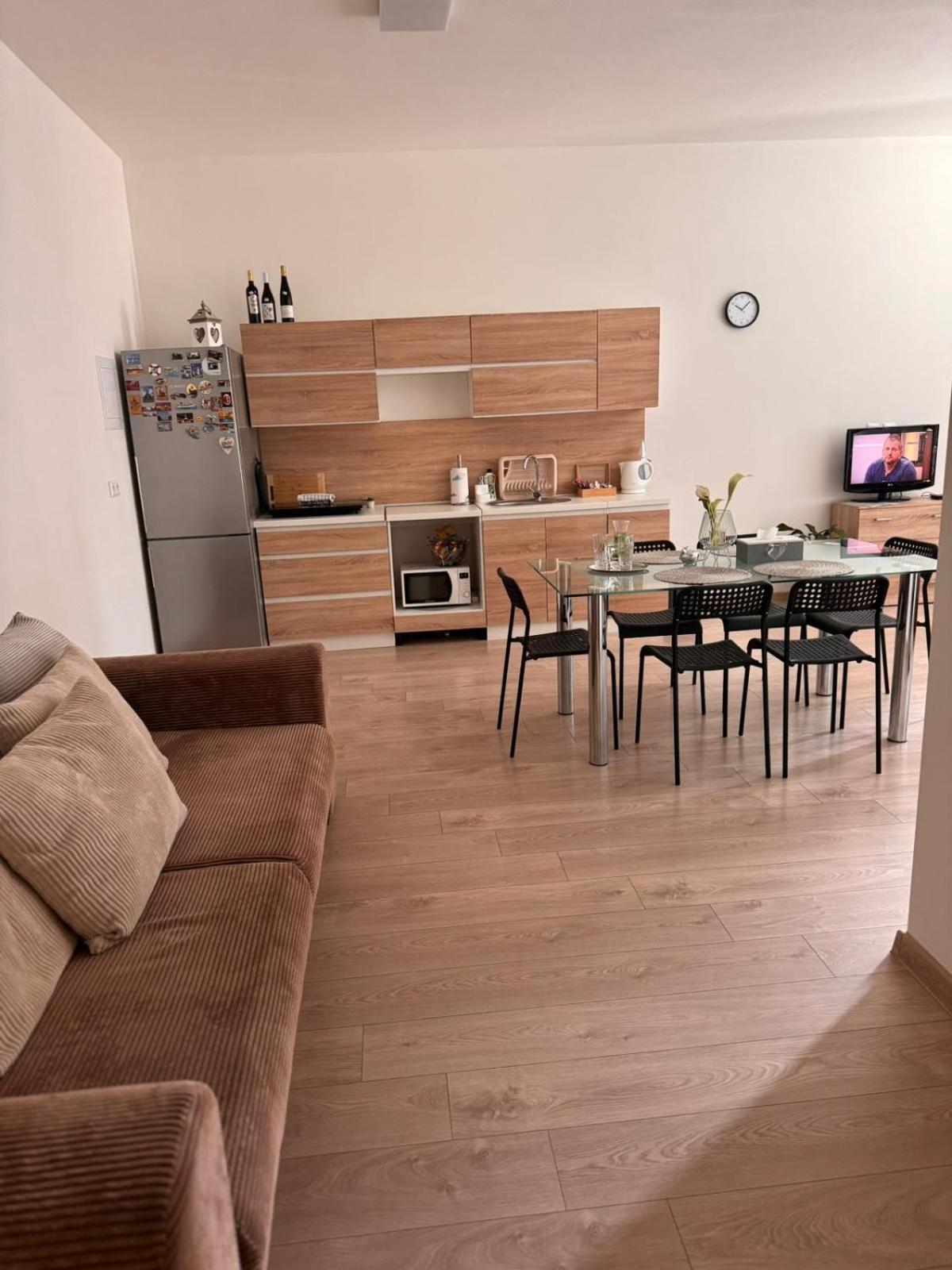 Apartman Ruza 鲁容贝罗克 外观 照片